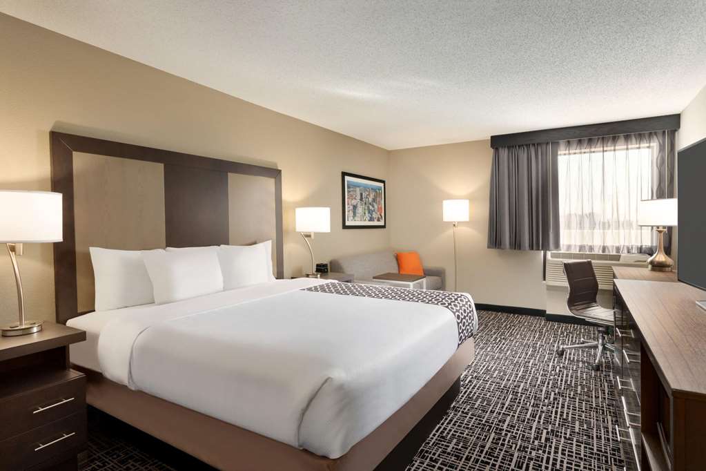 La Quinta Inn & Suites by Wyndham St Louis Route 66 - photo 26