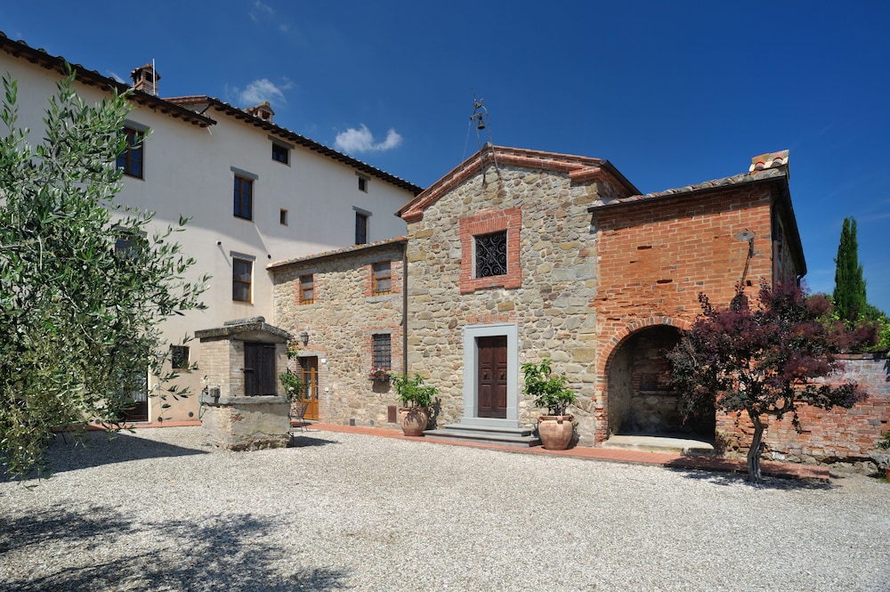 La Fattoria del Rio di Sopra Agriturismo Baldeschi — 4-Star Luxury Hotel in Tuoro Sul Trasimeno, Italy