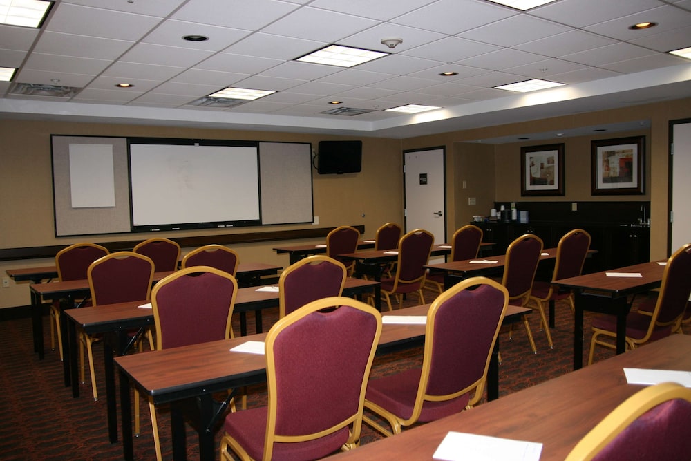 Hampton Inn & Suites Peru - photo 15