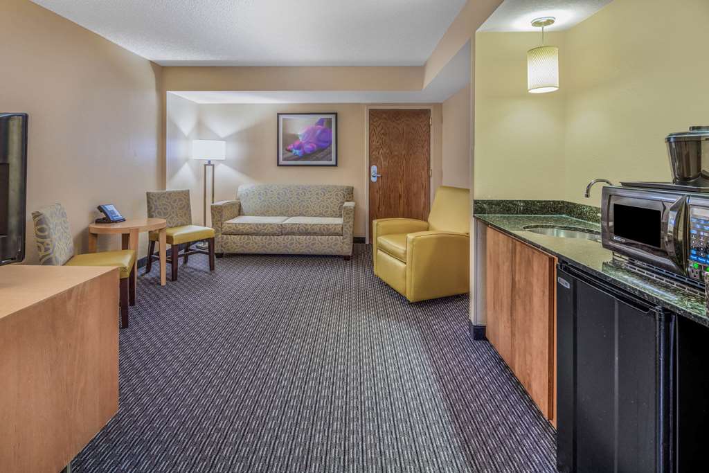 La Quinta Inn & Suites by Wyndham Naples Downtown - photo 23