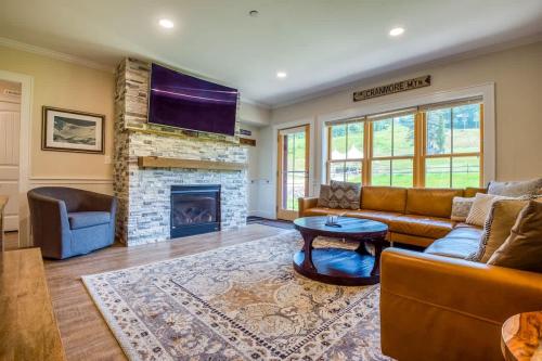 True Upscale Ski In & Out Condo with Pool & Hot Tub — 4-Star Luxury Hotel in Conway, United States