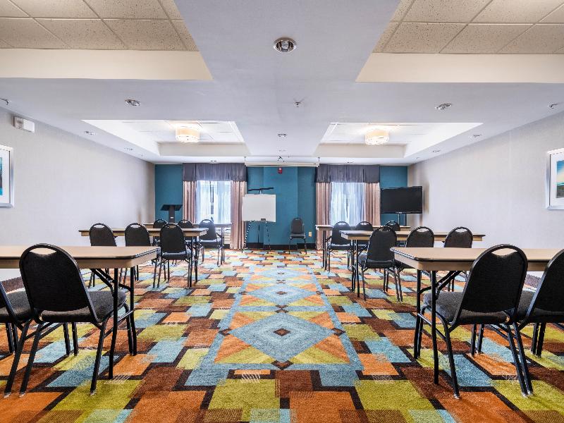 Holiday Inn Express & Suites Roanoke Rapids SE by IHG - photo 42