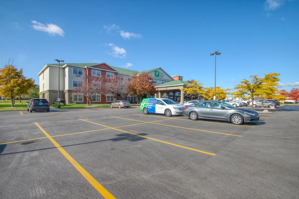 Holiday Inn Express Hotel & Suites Oshkosh by IHG - photo 73