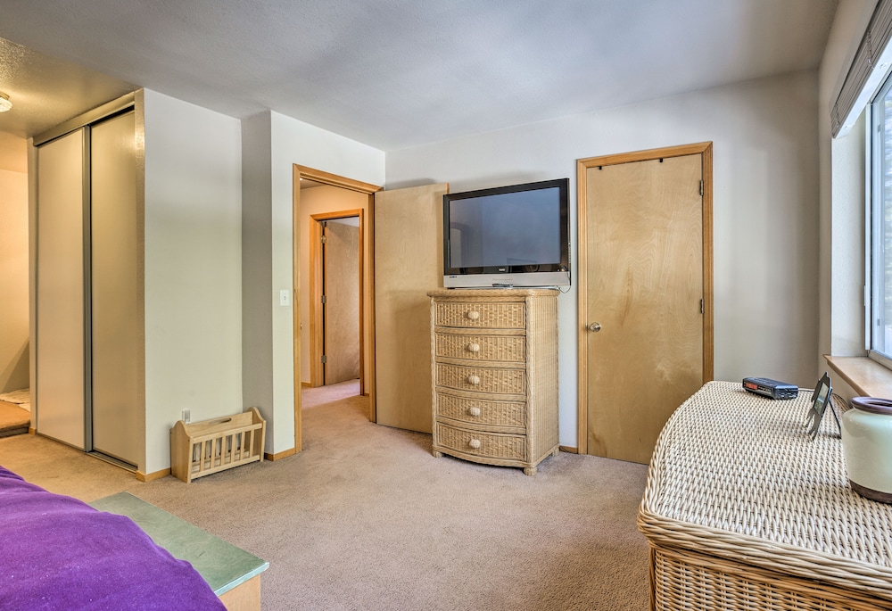 Cabin Less Than 2 Mi to Tahoe Donner Downhill Ski Resort - photo 7