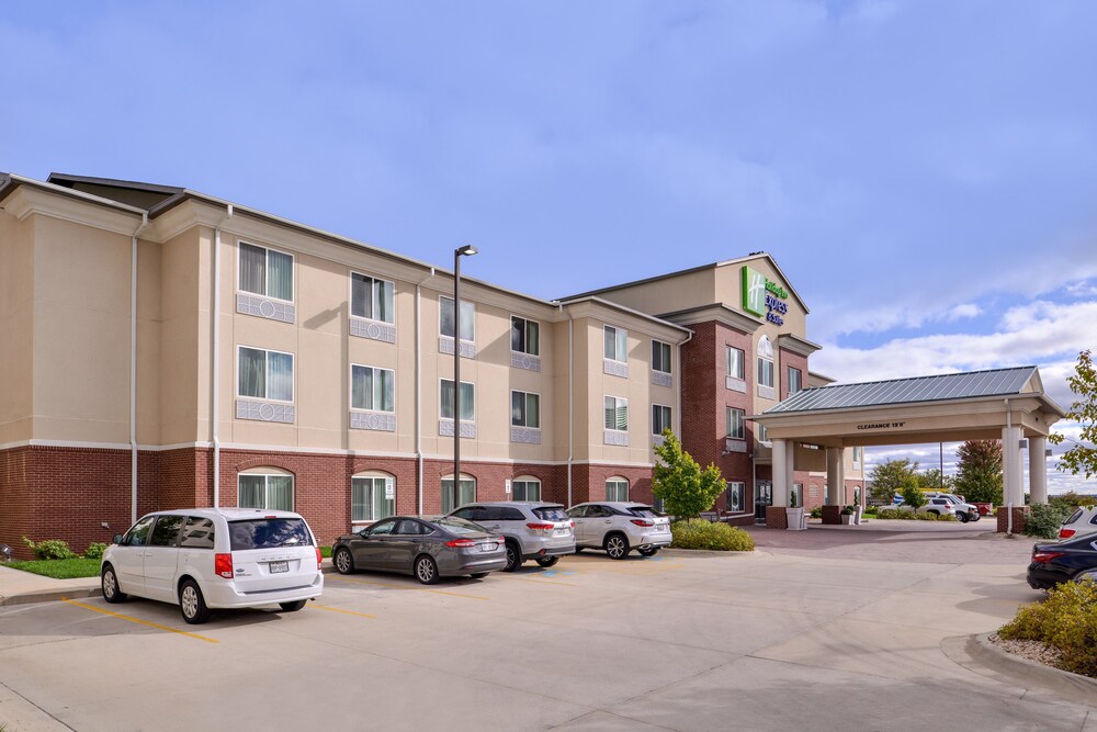 Holiday Inn Express Hotel & Suites Emporia Northwest by IHG - photo 26