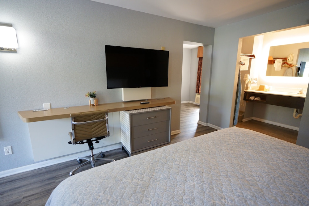 Columbus Inn and Suites - photo 12