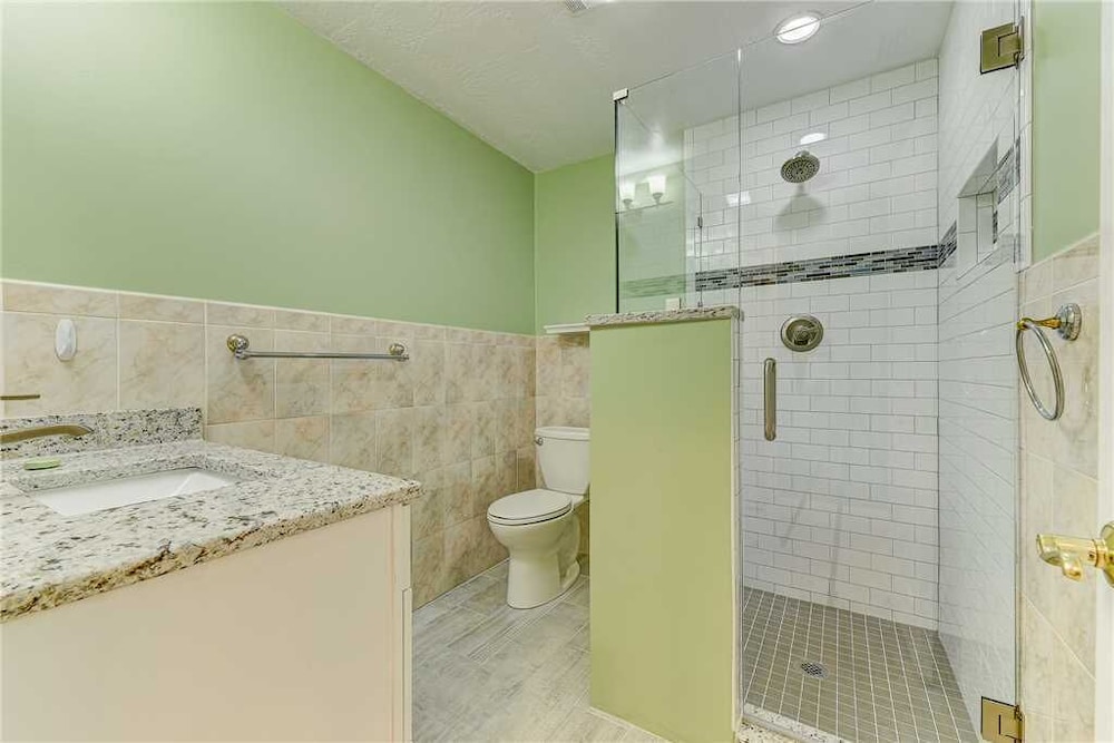 Island Retreat Upper B Ocean Front 2 Bedrooms Sleeps 6 - photo 36