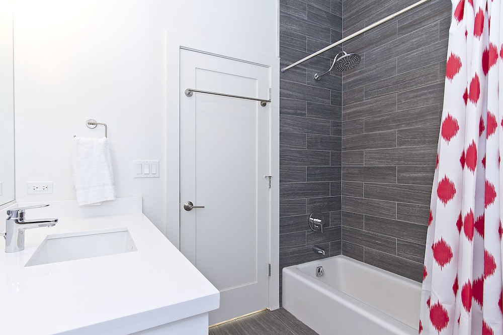 Vibrant 2BR in Wrigleyville by Sonder - photo 24