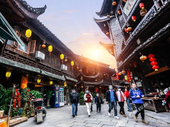 Floral Hotel Furong Town Qichi Inn — Lingxi