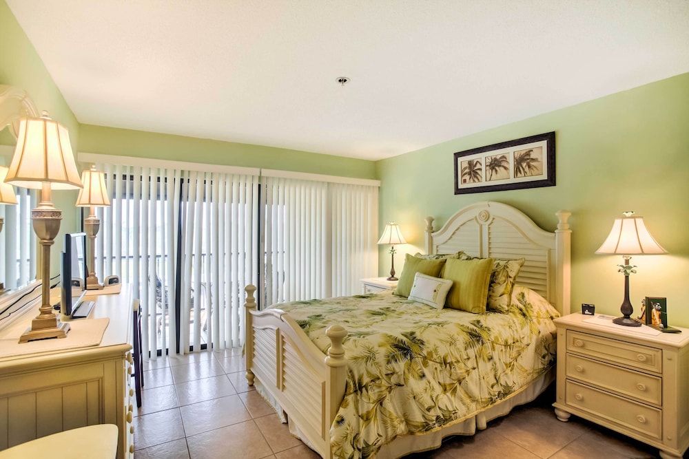 Resort Style Condo with Pool 19 Miles to Fort Myers - photo 5
