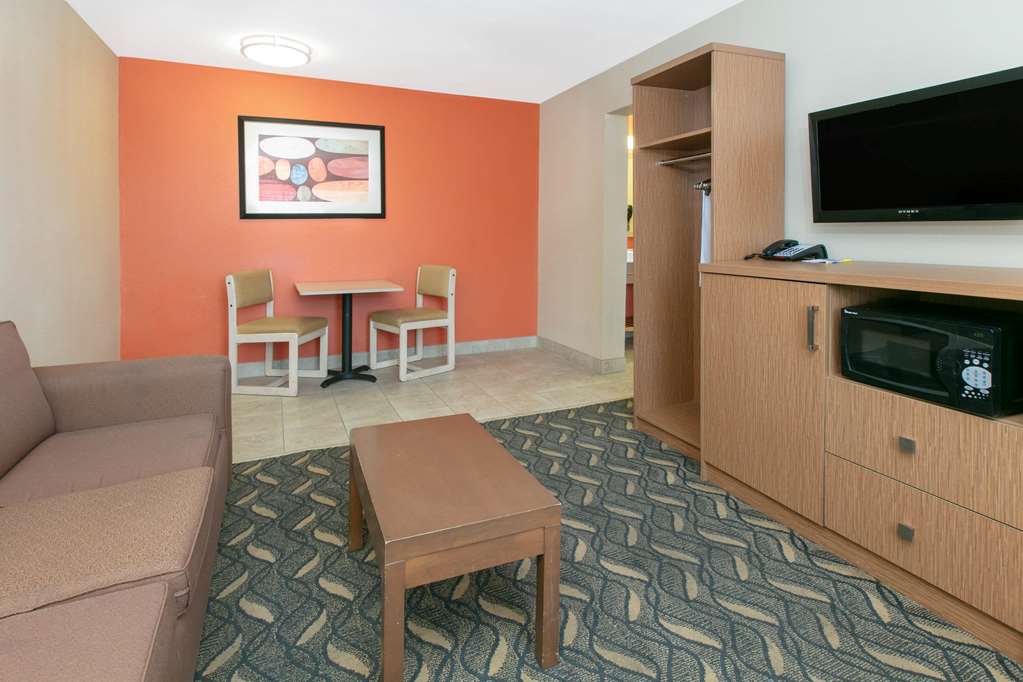 Days Inn & Suites by Wyndham Arlington Near Six Flags - photo 11