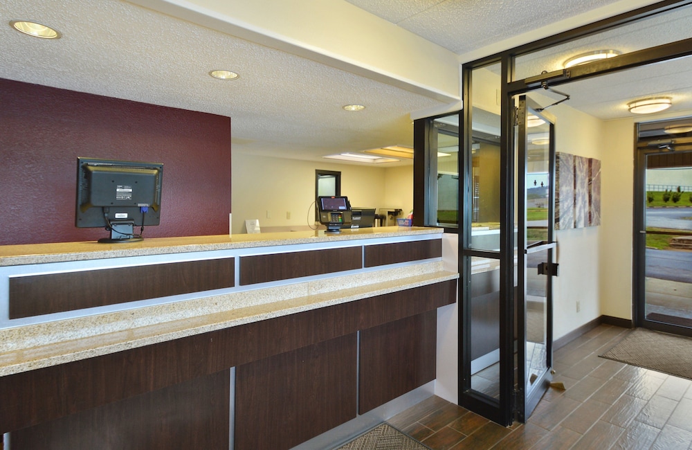 Red Roof Inn Charleston West Hurricane WV - photo 2