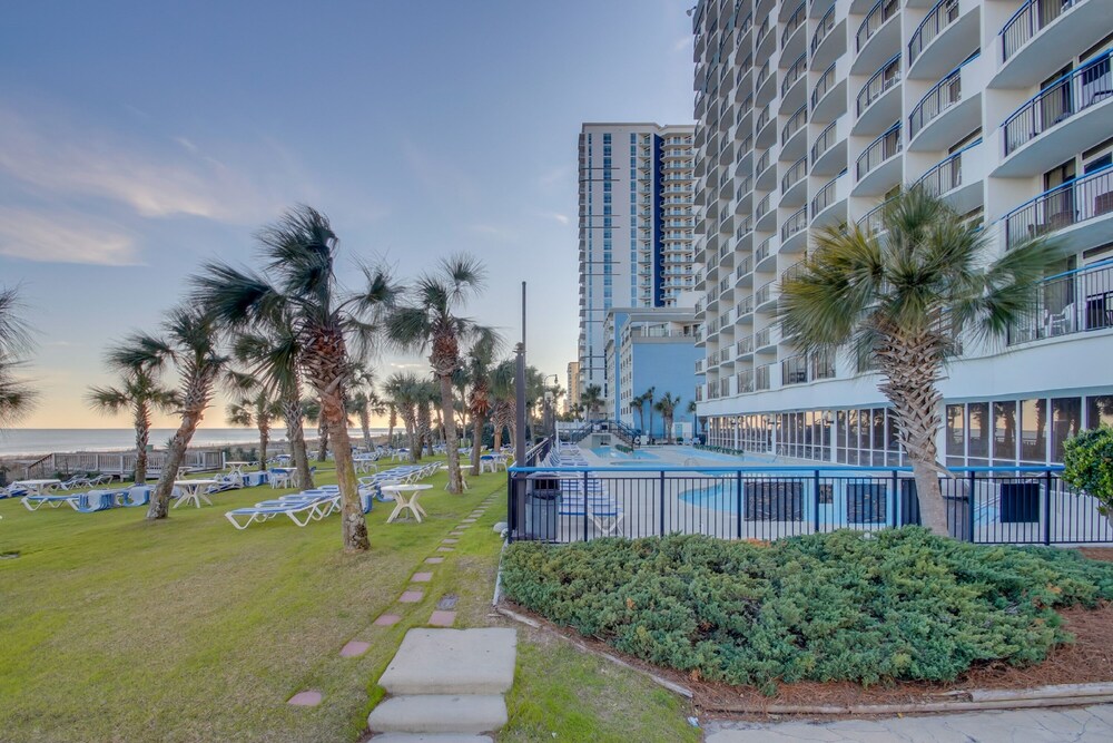Boardwalk Resort by Hosteeva - featured photo