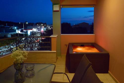 Lagonisi luxurious residence Nelly's Jacuzzi house — 4-Star Luxury Hotel in Kalyvia Thorikou, Greece