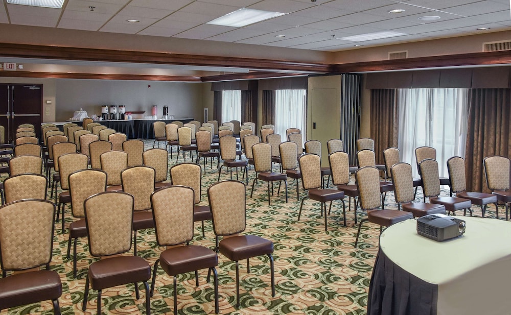 Hampton Inn & Suites Youngstown Canfield - photo 70
