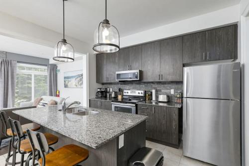 Exceptional 3 BDRM Townhome 4 Seasons Rental — 4-Star Luxury Hotel in Collingwood, Canada