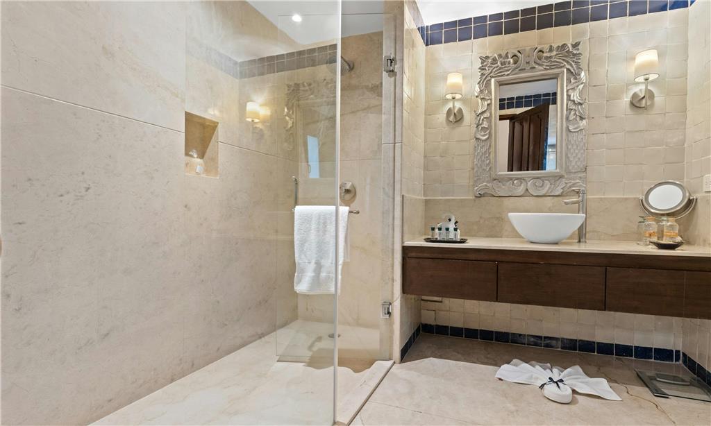 Grand Class Suite bathroom