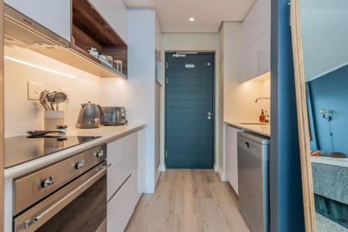 Stylish 31st Floor Studio with Epic City Views