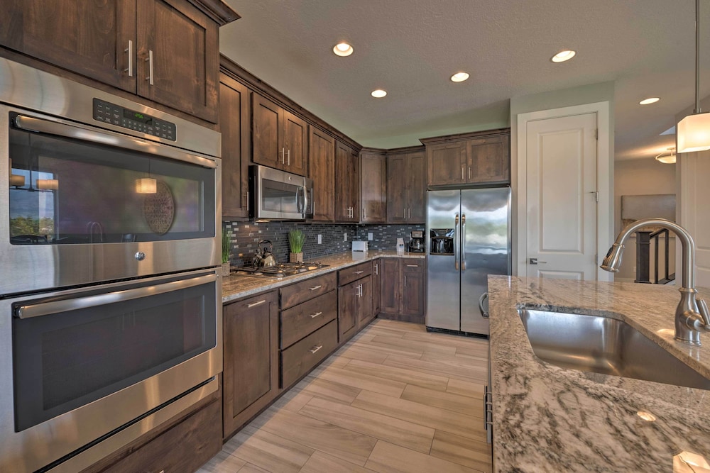 Modern Huntsville Resort Retreat with Deck And Hot Tub - photo 4