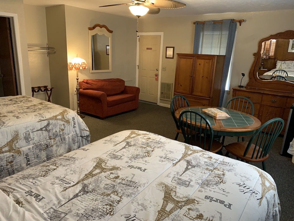 Phillips Historic Motel & Cottages - photo 40