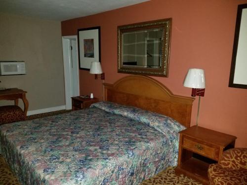 Berkeley Springs Motel - photo 4