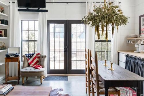 Hip Cozy Cottage with a Fire Pit in Cleveland Park — 4-Star Luxury Hotel in Nashville, United States