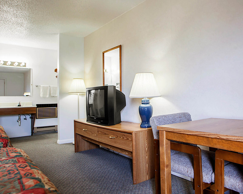 Econo Lodge West Liberty - photo 14