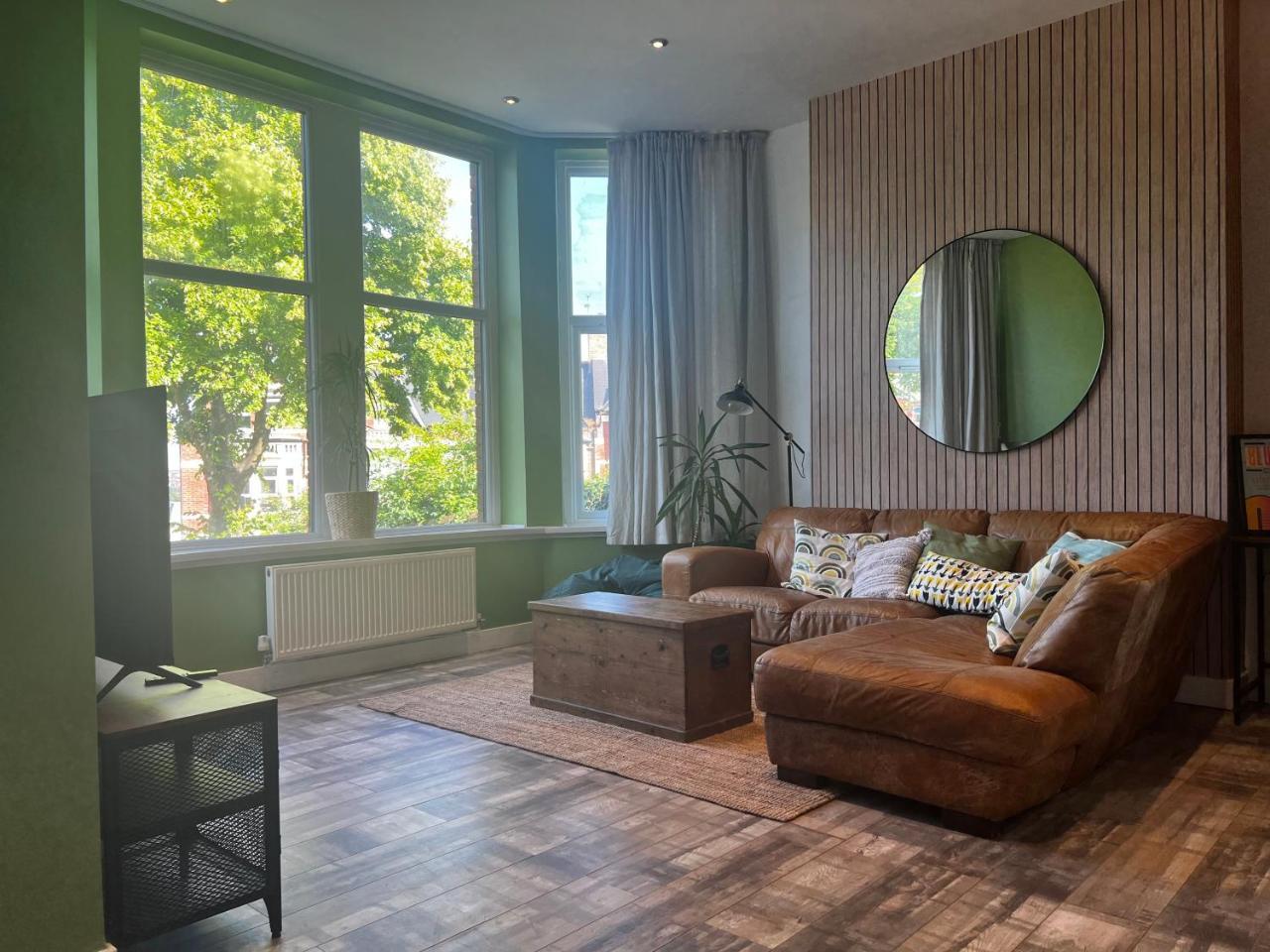 Leah Suite Chique 2BR Apartment with Pool Table Parking & WIFI — 4-Star Luxury Hotel in Barry, United Kingdom