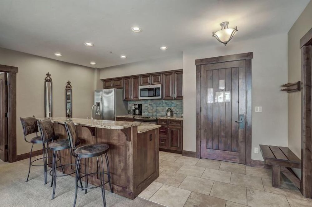 Crystal Peak Lodge 2 Bedroom Ski in Ski out Slopeside Condo at the Base of Peak 7 — 4-Star Luxury Hotel in Breckenridge, United States
