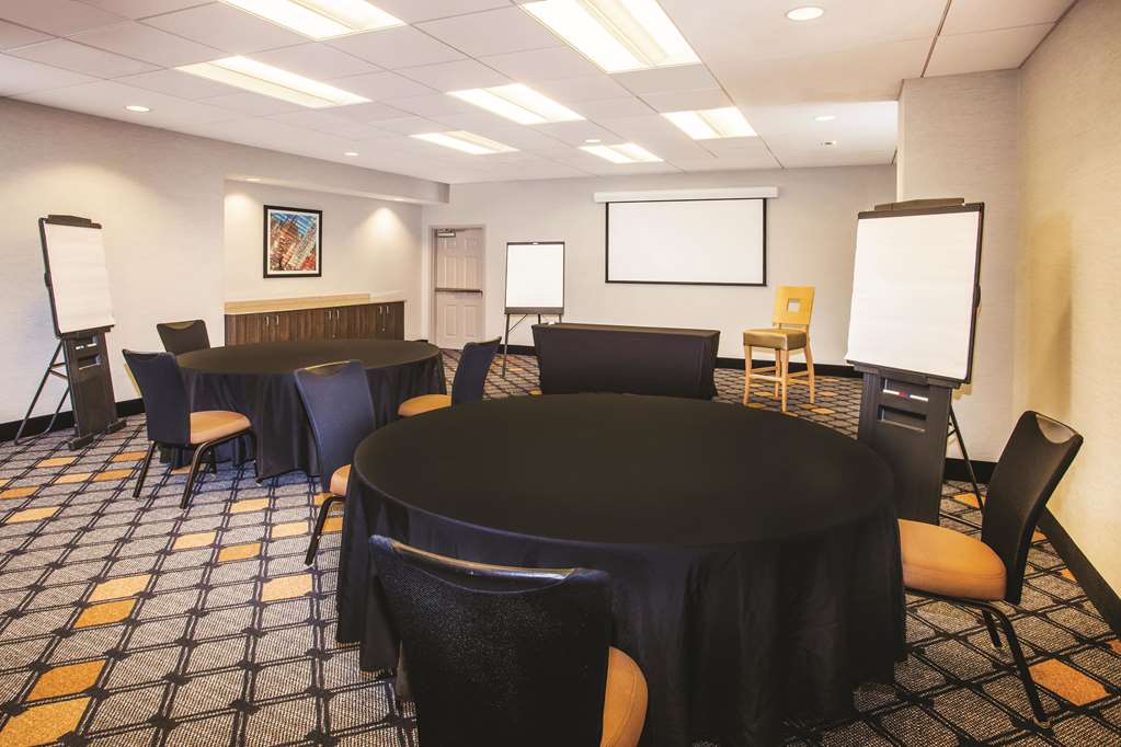 La Quinta Inn & Suites by Wyndham Chicago Downtown - photo 65