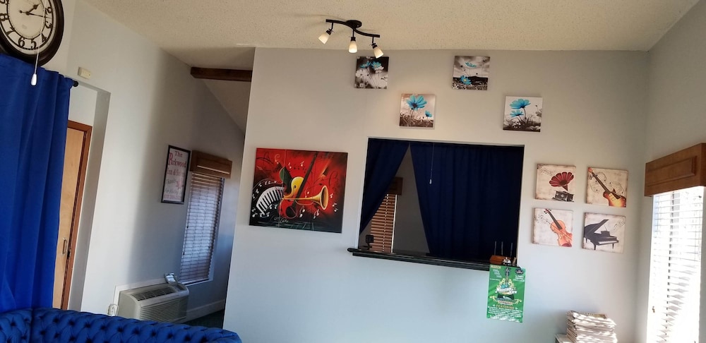 The Parkwood Inn & Suites - photo 21