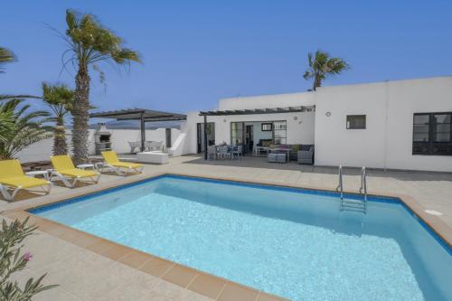 Villa Dulce Vista Costa Papagayo with Large Heated Private Pool & Air Conditioning — 4-Star Luxury Hotel in Playa Blanca, Spain