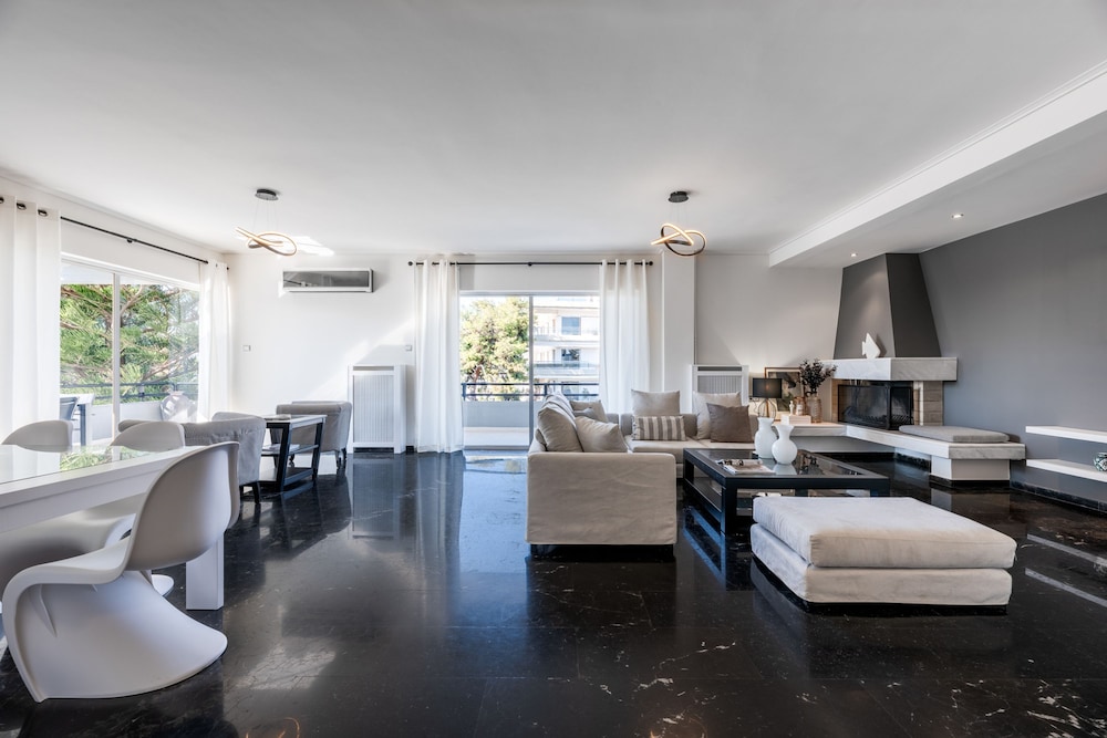 Elegant 3 Dbrm apt iin the Heart of Glyfada — 4-Star Luxury Hotel in Glyfada, Greece