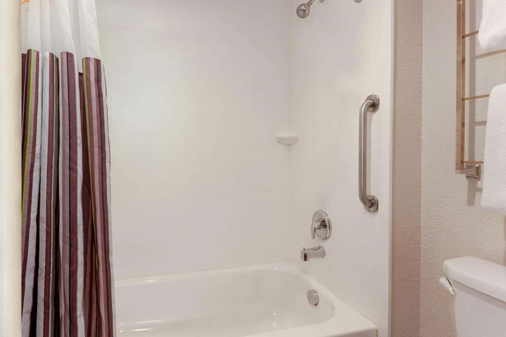 La Quinta Inn & Suites by Wyndham Detroit Utica - photo 16