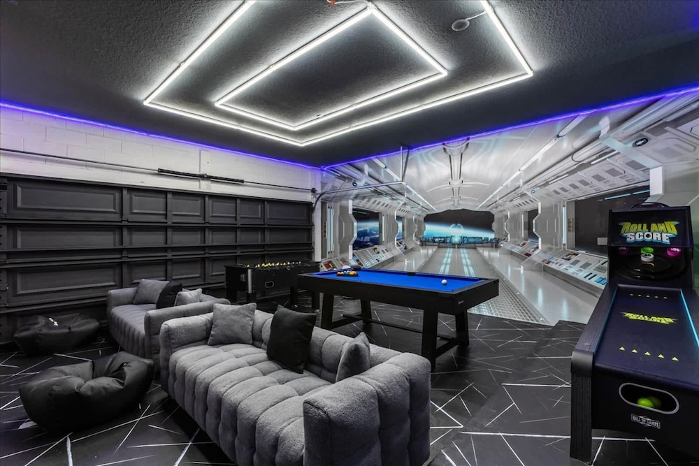 Upstay Theme Rooms Pool Spa Theatre Arcade - photo 13