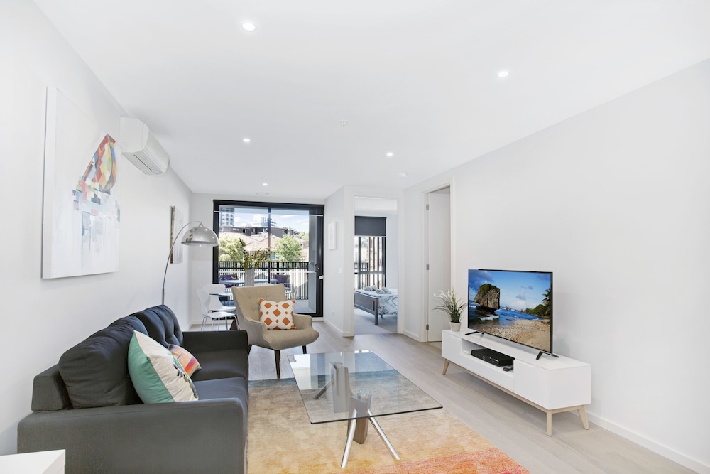Heart of St Kilda Infinity Pool Parking WIFI — 4-Star Luxury Hotel in Saint Kilda, Australia