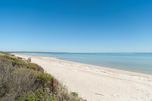Seaford Luxe Beach House 2023 BDC Traveller award winner — 4-Star Luxury Hotel in Seaford, Australia