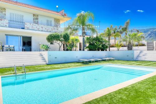 Oasi Elegante Piscina di Lusso vista panoramica By Sicily Home Solutions — 4-Star Luxury Hotel in Alcamo, Italy