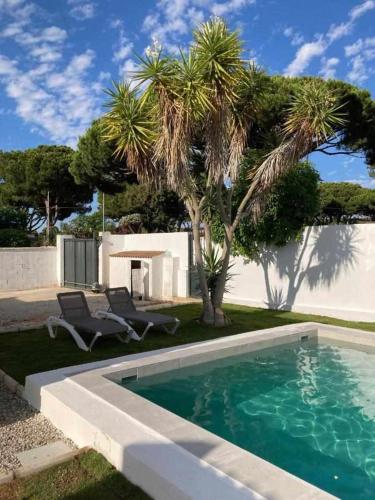 Villa Barbara Villa con gran piscina y jacuzzi — 4-Star Luxury Hotel in Chiclana De La Frontera, Spain