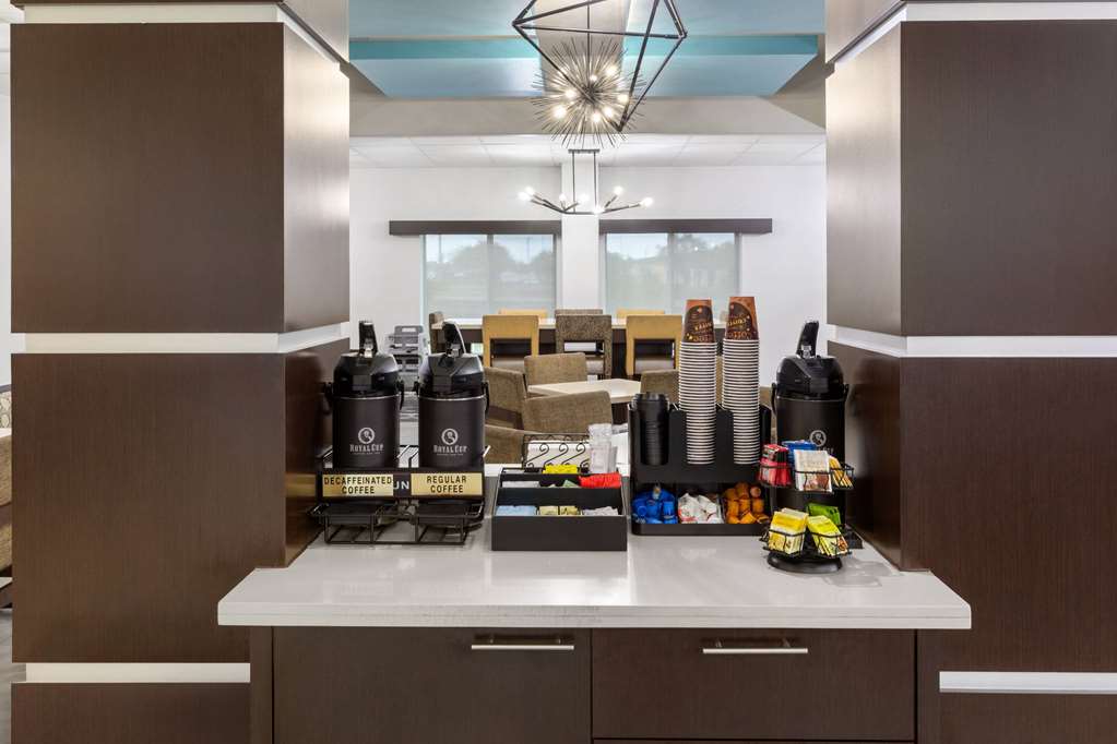 La Quinta Inn & Suites by Wyndham Angleton - photo 61