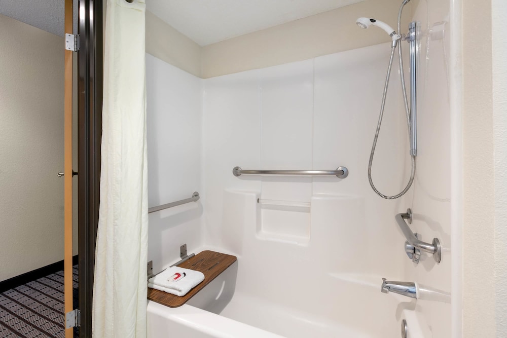 Travelodge by Wyndham Arlington Dallas Area - photo 28