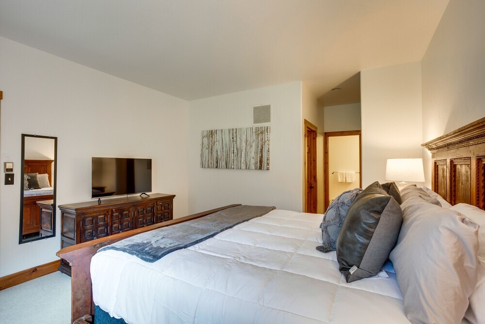 1 Mi to Beaver Creek Resort Townhome with Hot Tub - photo 4