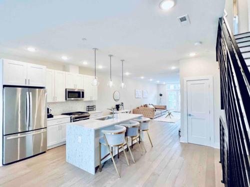 Luxurious 3BDR Penthouse with Private Rooftop Capitol and Monument Views Near Popular H Street Corridor Free Parking and Cancellation in Washington, United States