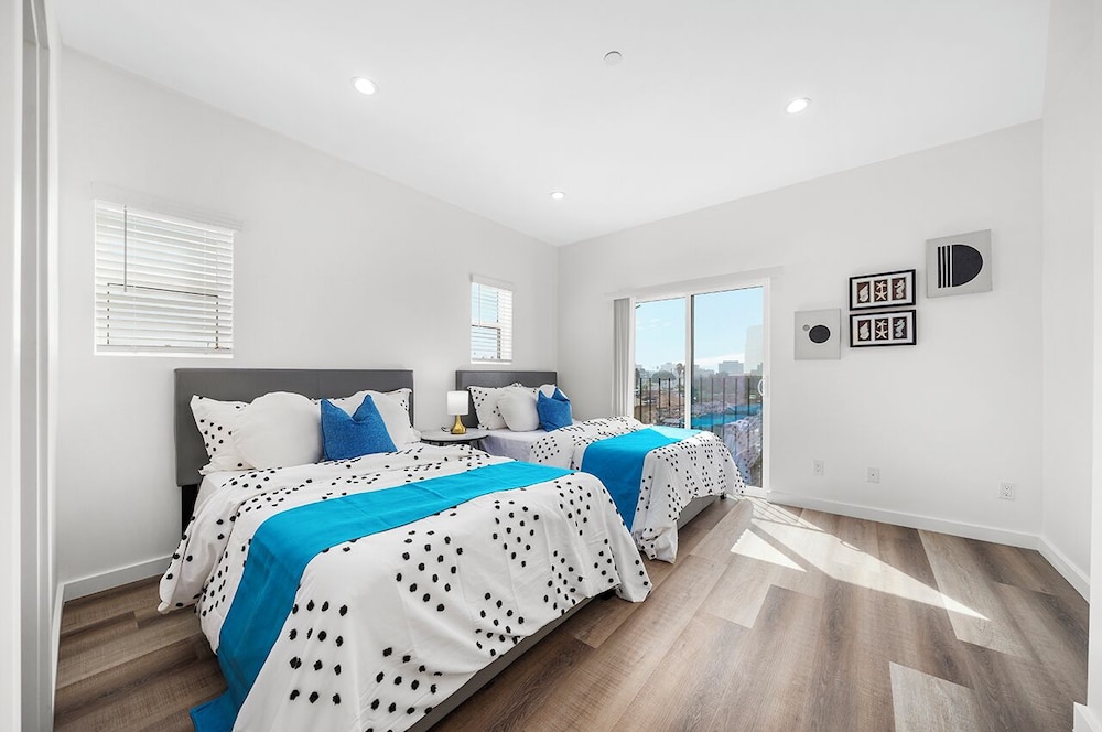 Downtown LA Stylish Bedrooms - photo 23