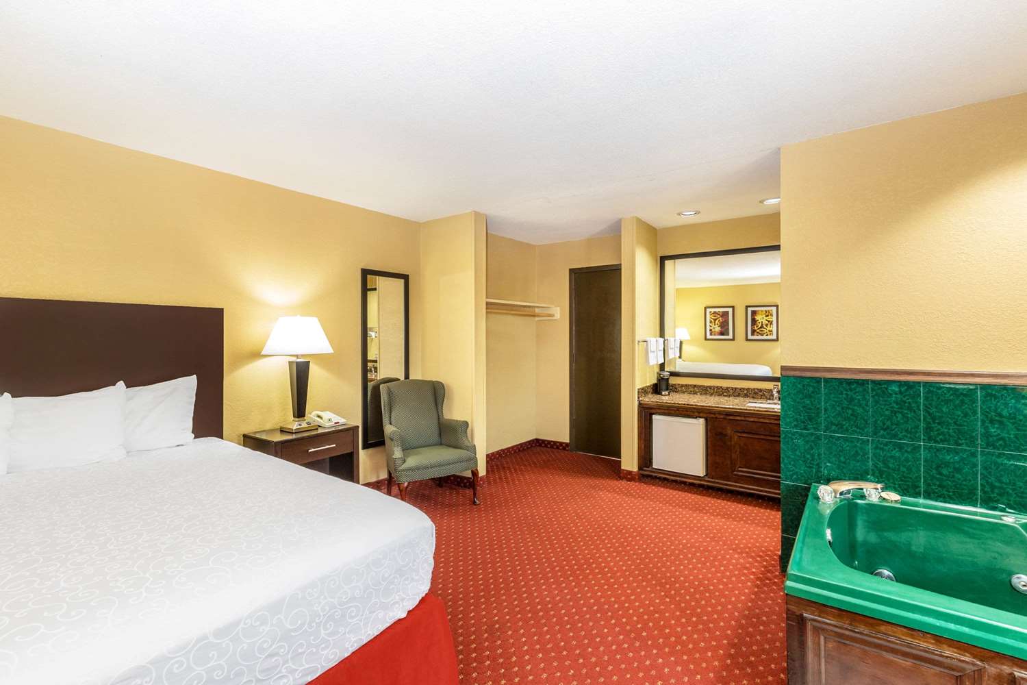 Days Inn and Suites by Wyndham Coralville Iowa City - photo 4