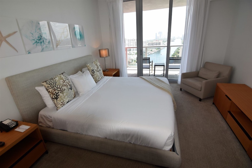 Stuning Ocean View 3 Bed 3 Bath Across The Beach @ Beachwalk — hotel in Hallandale Beach