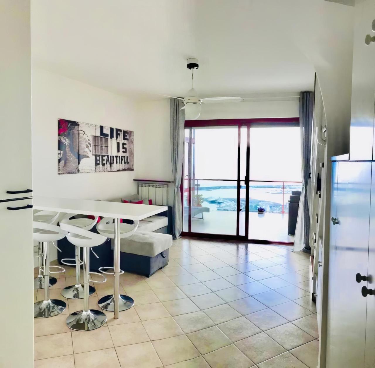 Appartamento Con Suggestiva Vista Mare a Sanremo — 4-Star Luxury Hotel in San Remo, Italy
