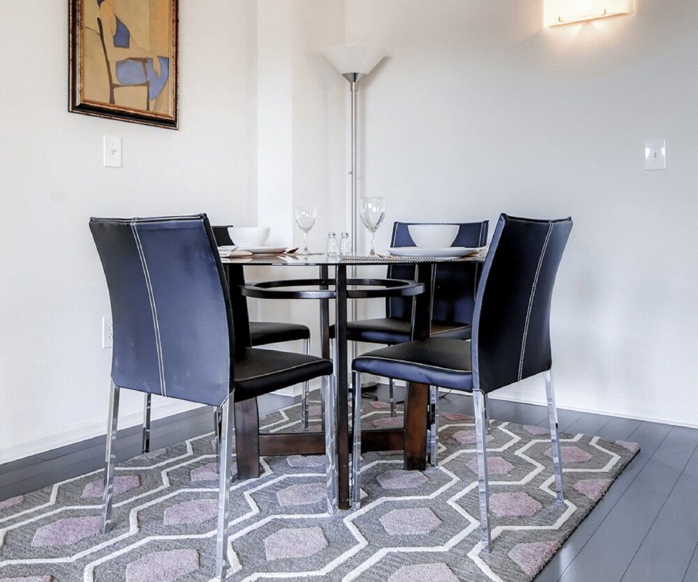 Global Luxury Suites at Tiverton Ave - photo 9