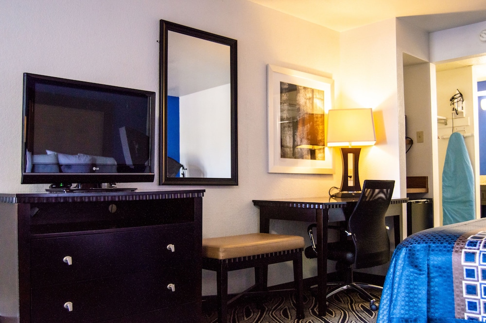 Blue Jay Inn and Suites - photo 13