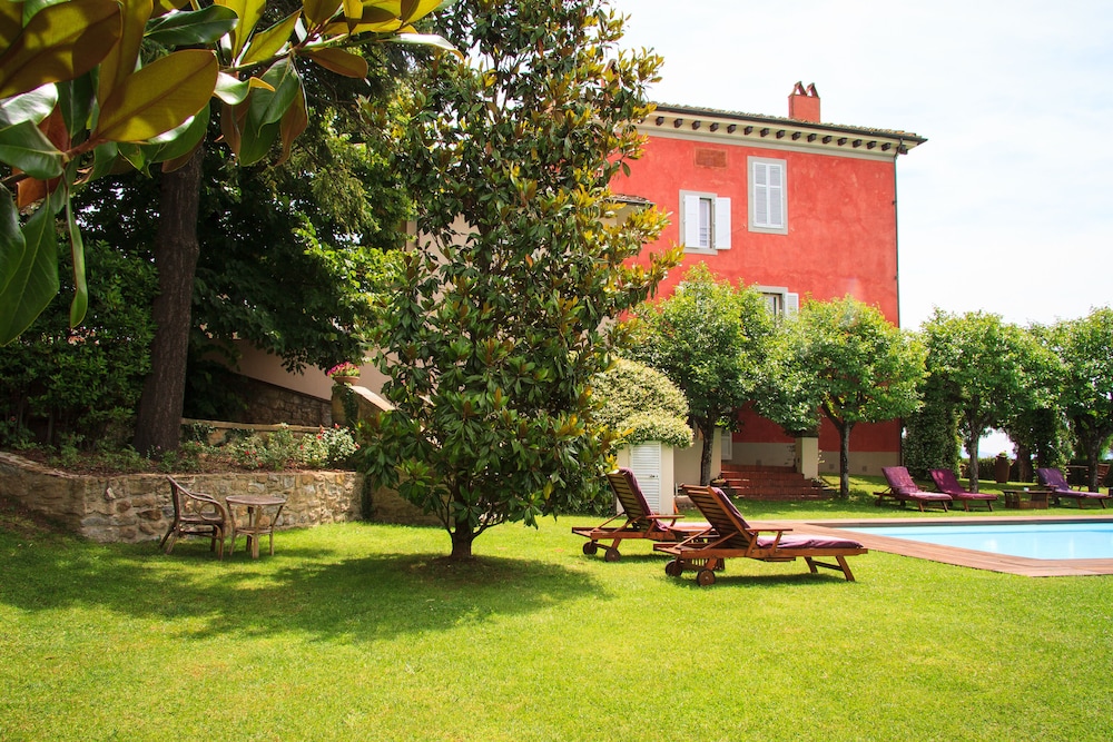 Villa Cassia di Baccano — 4-Star Luxury Hotel in San Giustino Valdarno, Italy